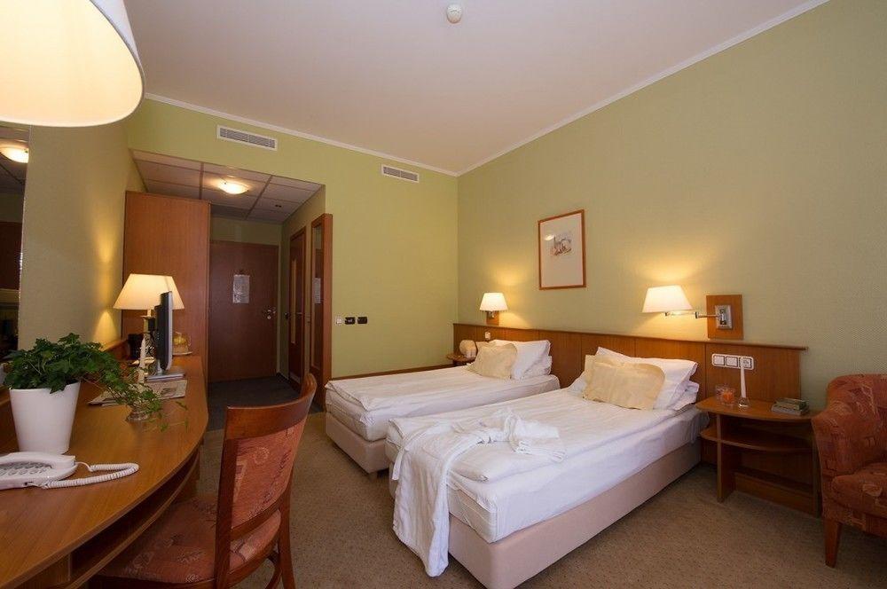 Aquarell Hotel Cegléd Zewnętrze zdjęcie